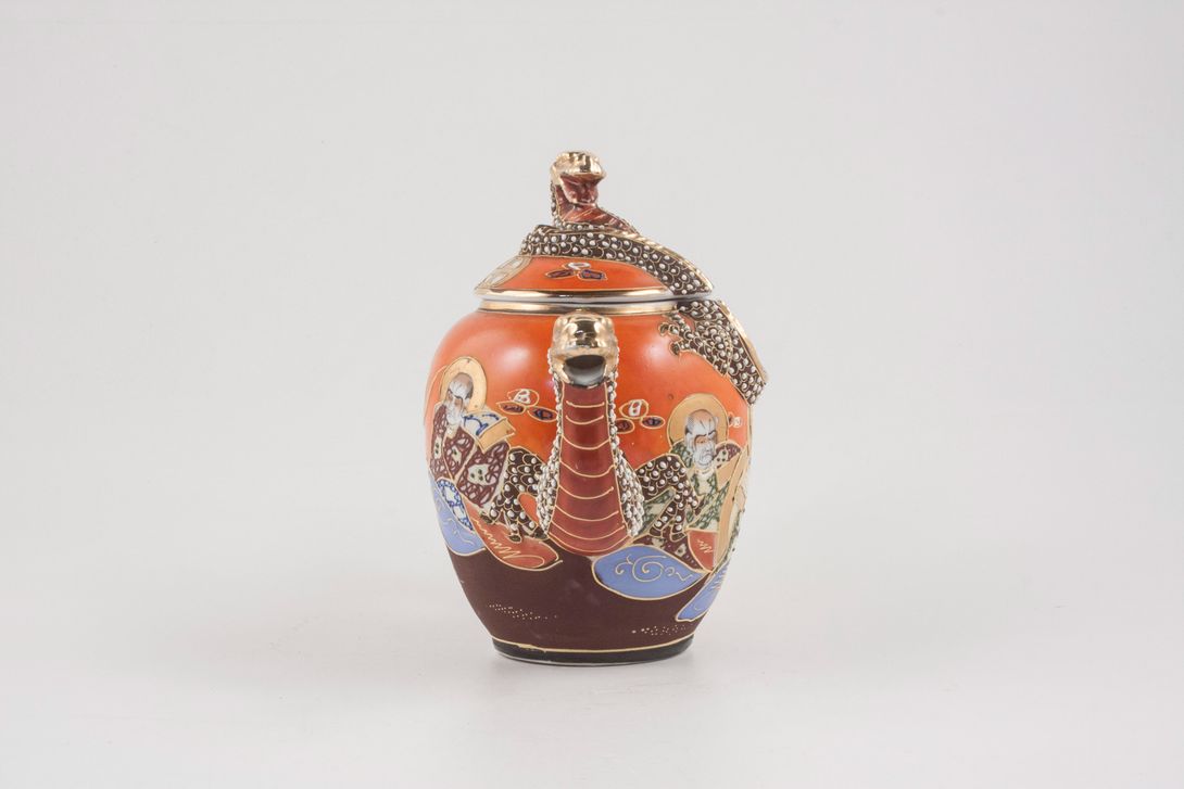 Foto Chinese Patterned Tea Pot with Dragon Relief