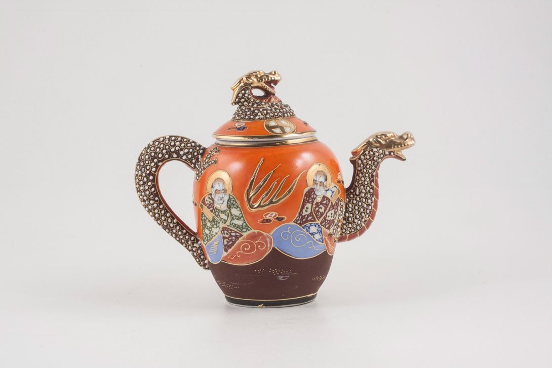 Foto Chinese Patterned Tea Pot with Dragon Relief