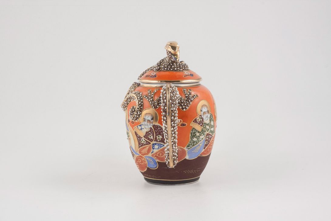 Foto Chinese Patterned Tea Pot with Dragon Relief