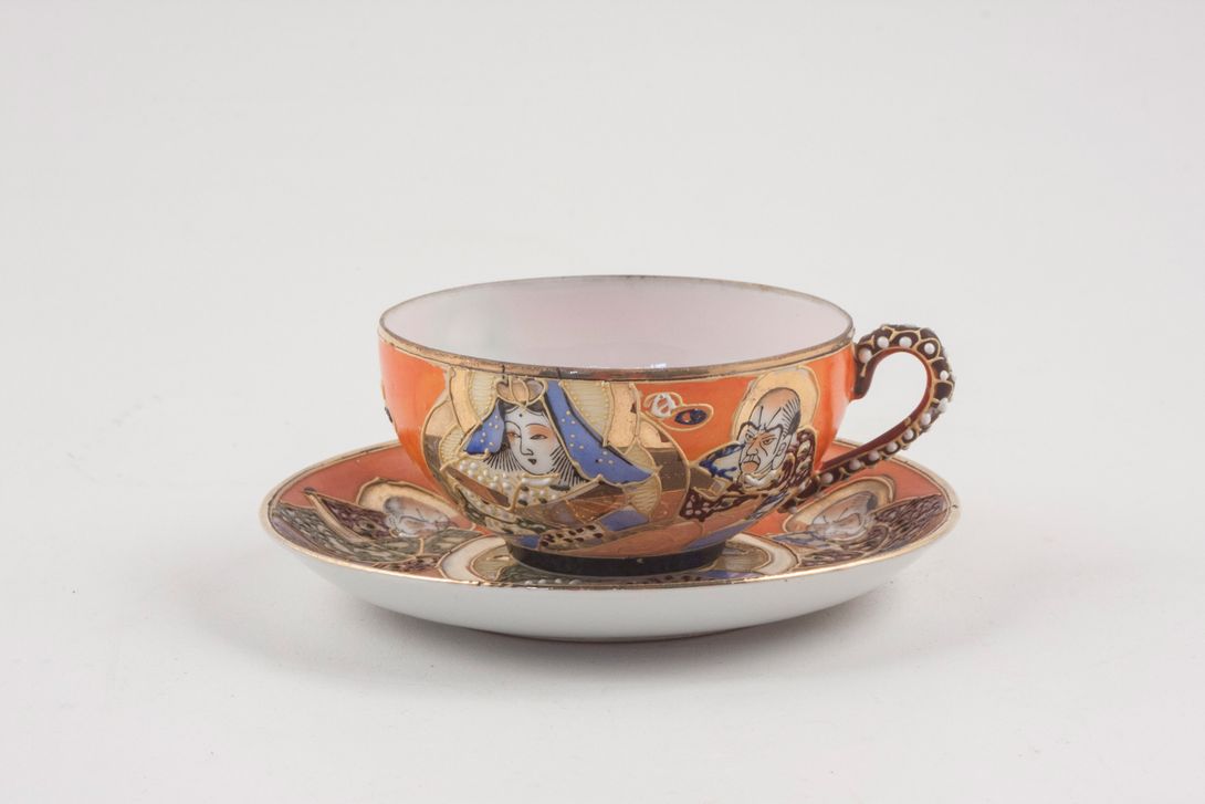 Foto Orange Tea Cup with Chinese Pattern