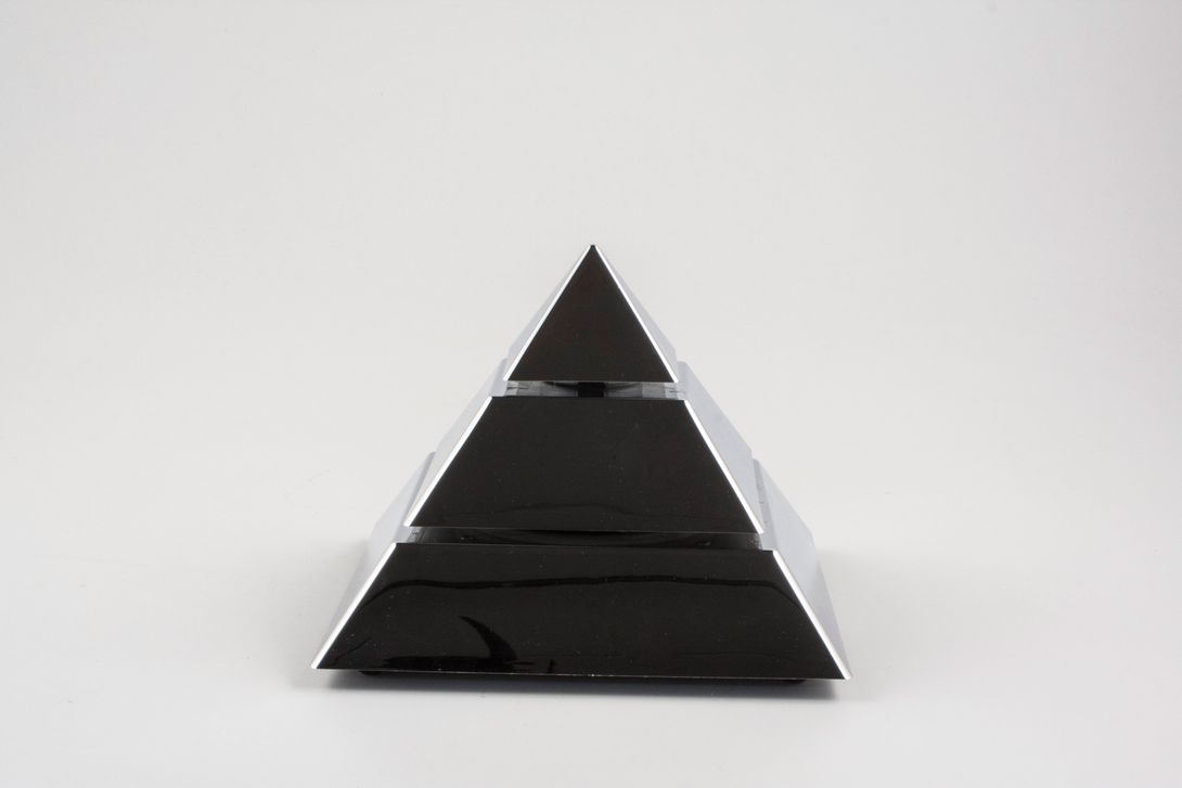 Foto Memphis Pyramid-Shaped Radio 1983
