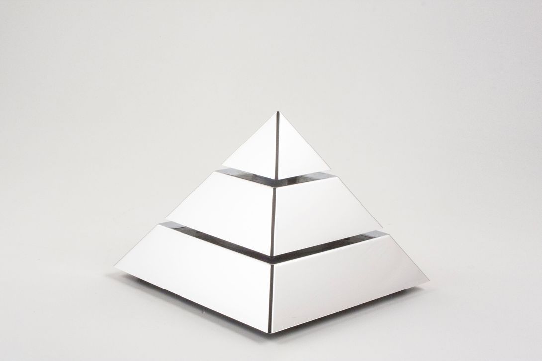 Foto Memphis Pyramid-Shaped Radio 1983
