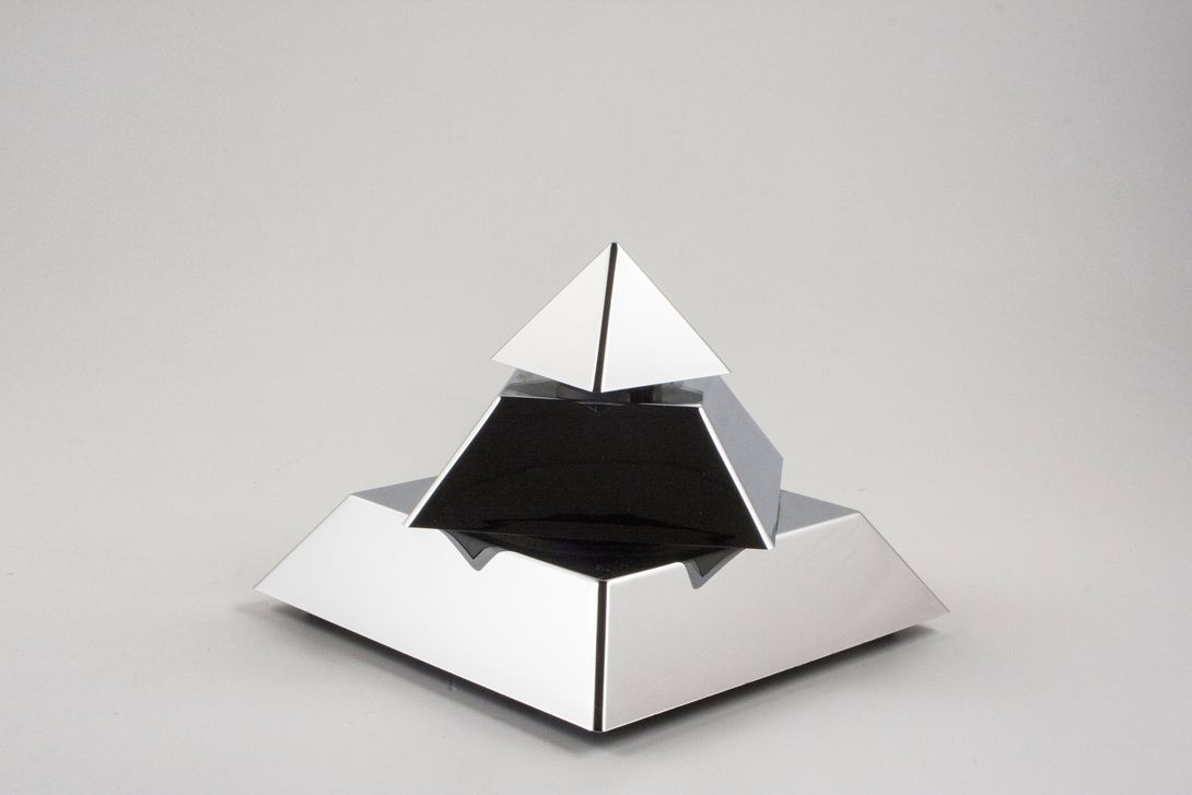 Foto Memphis Pyramid-Shaped Radio 1983
