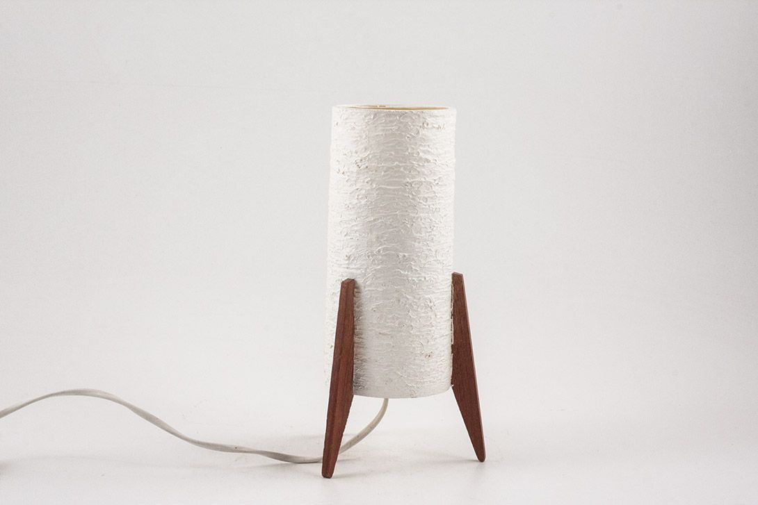 Foto Table Lamp with Cylindrical White Shade and Wooden Legs h28