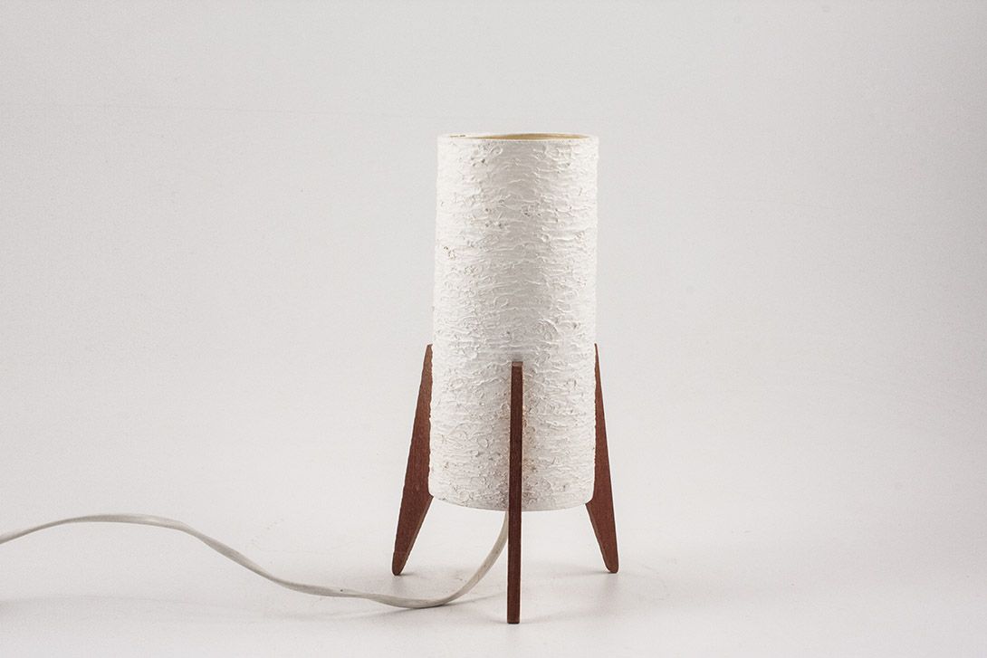 Foto Table Lamp with Cylindrical White Shade and Wooden Legs h28