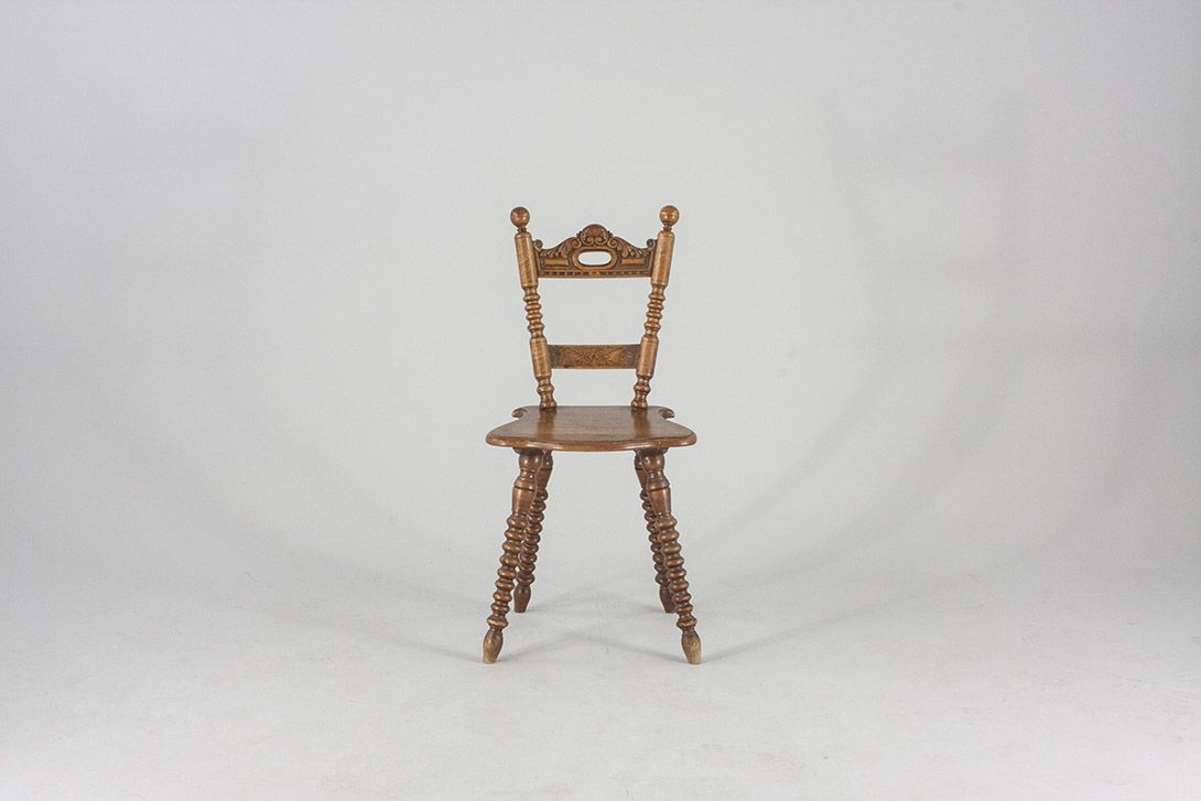Foto Rustic Wooden Kitchen Chair with Carved Back