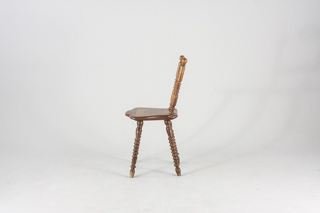 Foto Rustic Wooden Kitchen Chair with Carved Back