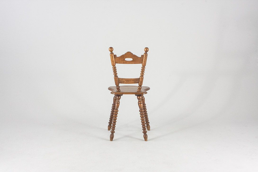 Foto Rustic Wooden Kitchen Chair with Carved Back