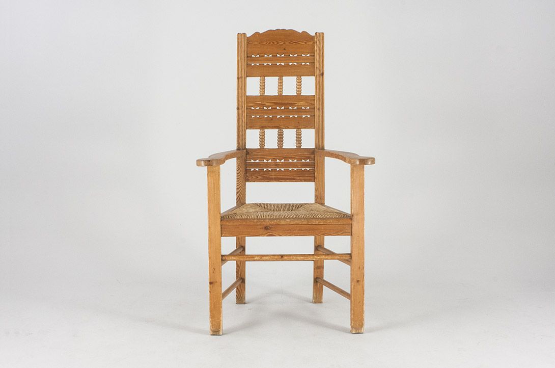 Foto Wooden Chair with High Back and Carved Pattern
