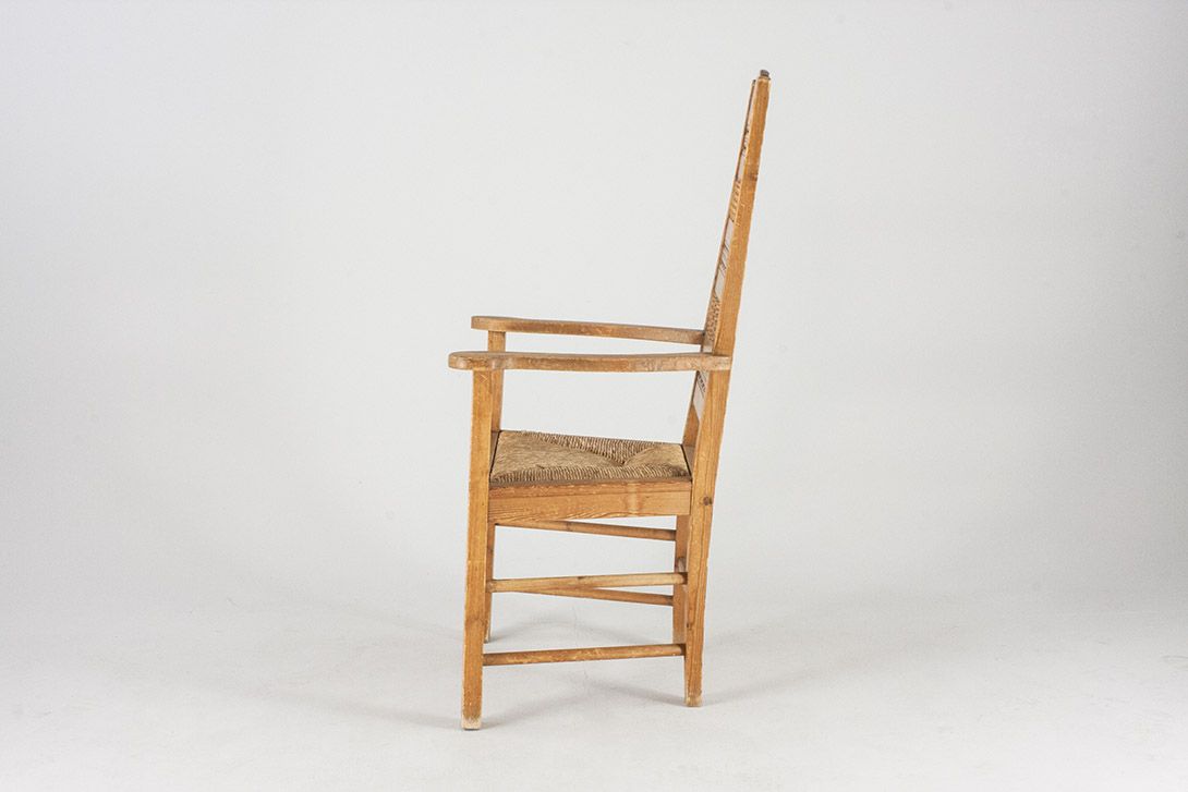 Foto Wooden Chair with High Back and Carved Pattern