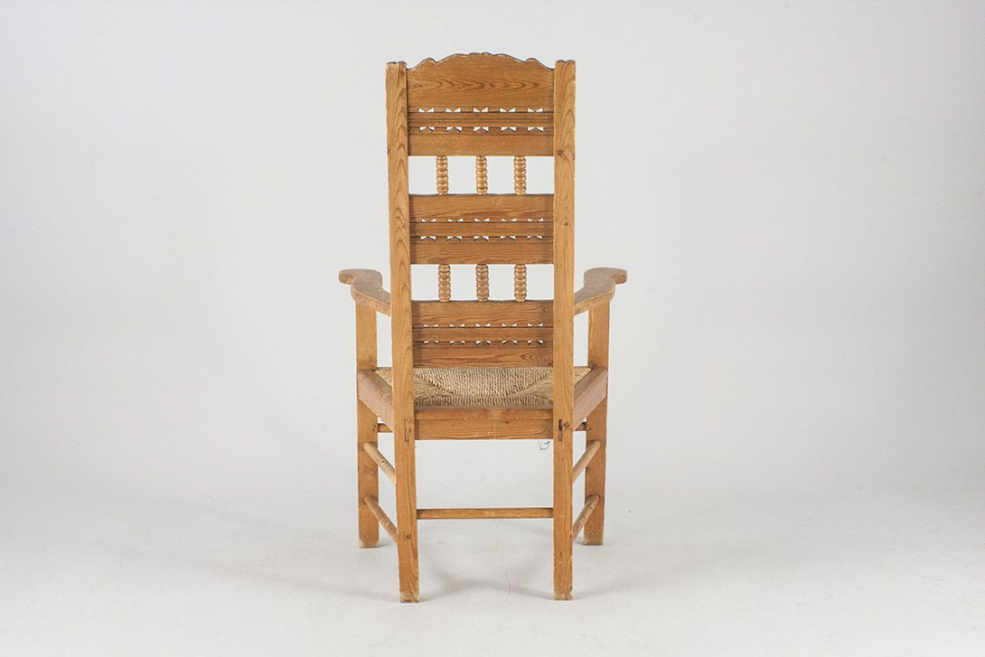 Foto Wooden Chair with High Back and Carved Pattern