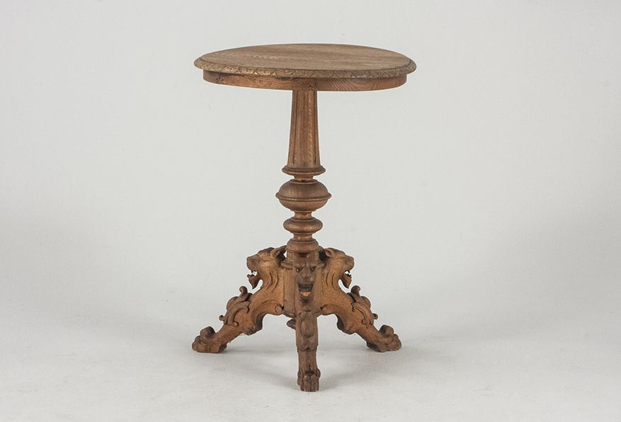 Foto Round Table with Carved Wolves´ Heads on the Table Legs ​h65x47