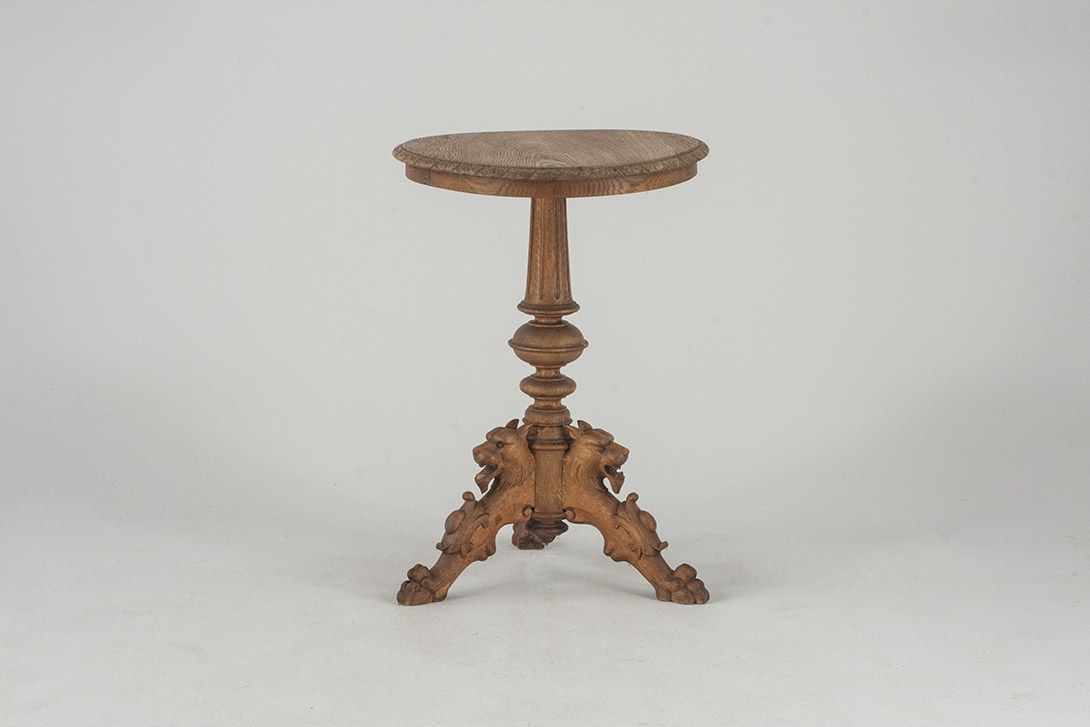 Foto Round Table with Carved Wolves´ Heads on the Table Legs ​h65x47
