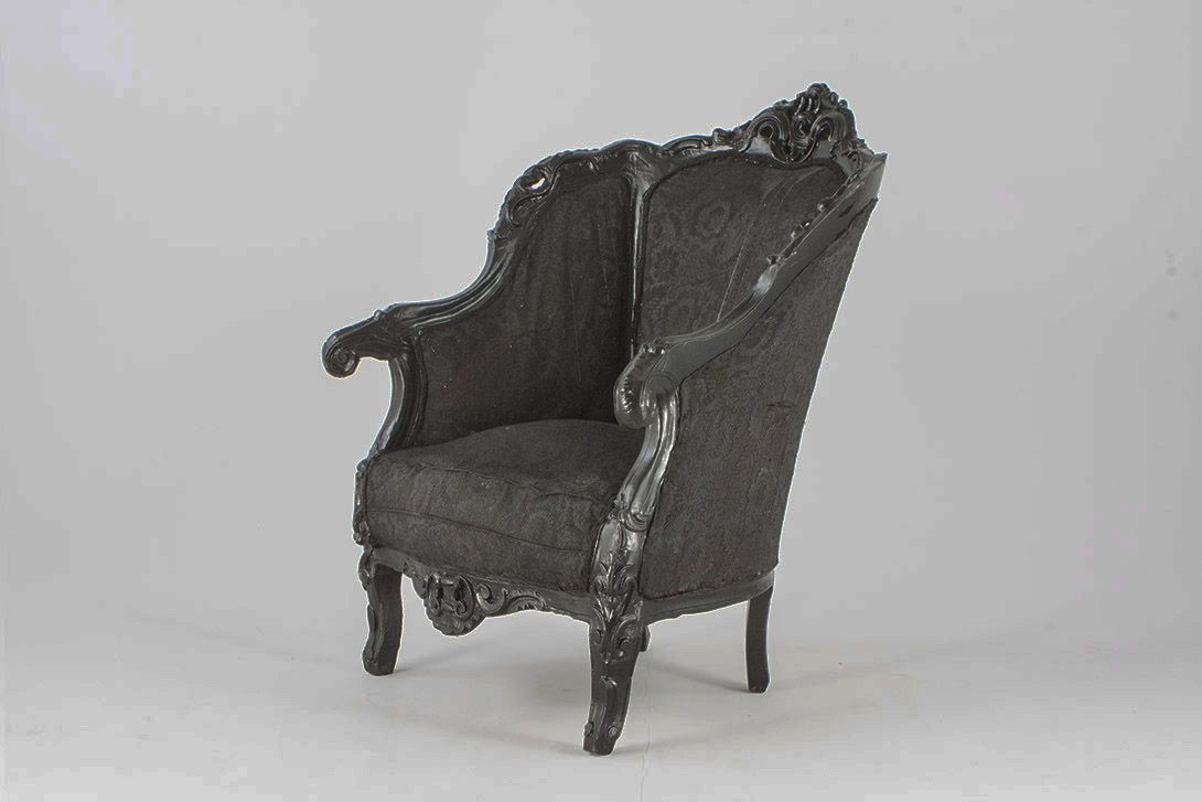 Foto Black Painted Armchair with Carved Fringe and Flower Patterned Upholstery