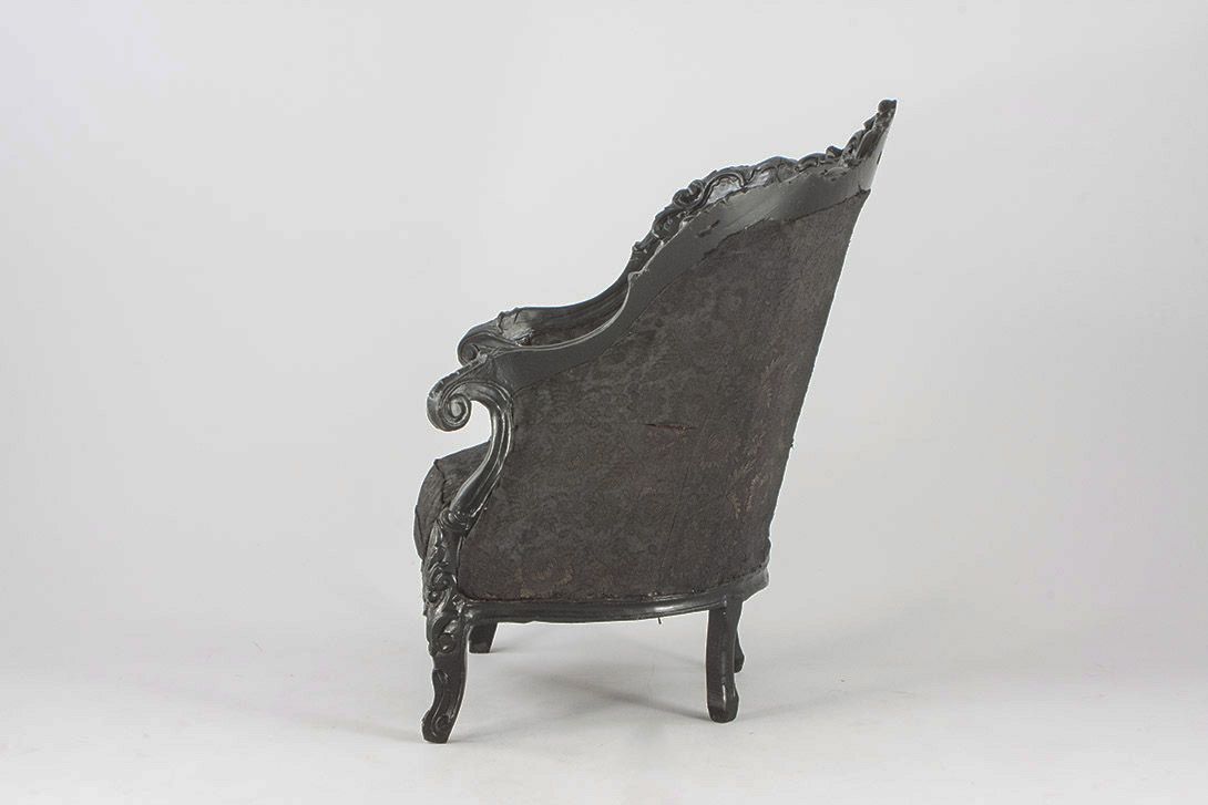 Foto Black Painted Armchair with Carved Fringe and Flower Patterned Upholstery