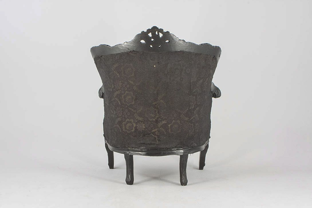 Foto Black Painted Armchair with Carved Fringe and Flower Patterned Upholstery