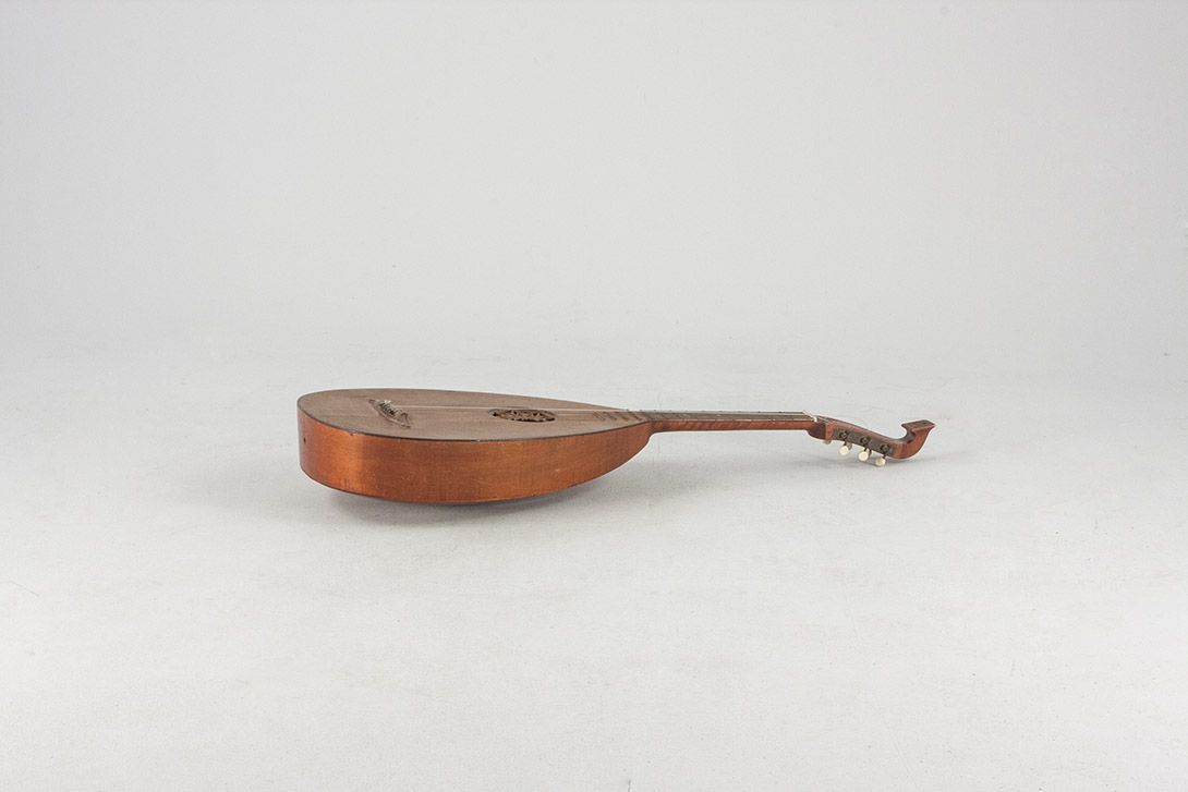 Foto Vintage Mandolin with Carved Soundhole