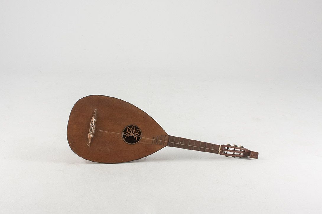 Foto Vintage Mandolin with Carved Soundhole