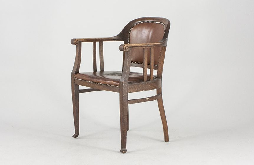 Foto Wooden Armchair with Leather Upholstery and Carved Snails Armrest