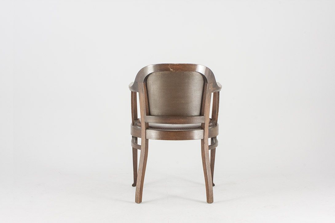 Foto Wooden Armchair with Leather Upholstery and Carved Snails Armrest