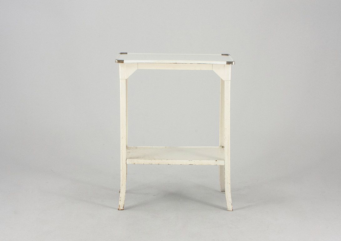 Foto White Hospital Metal Table with Compartment 1910