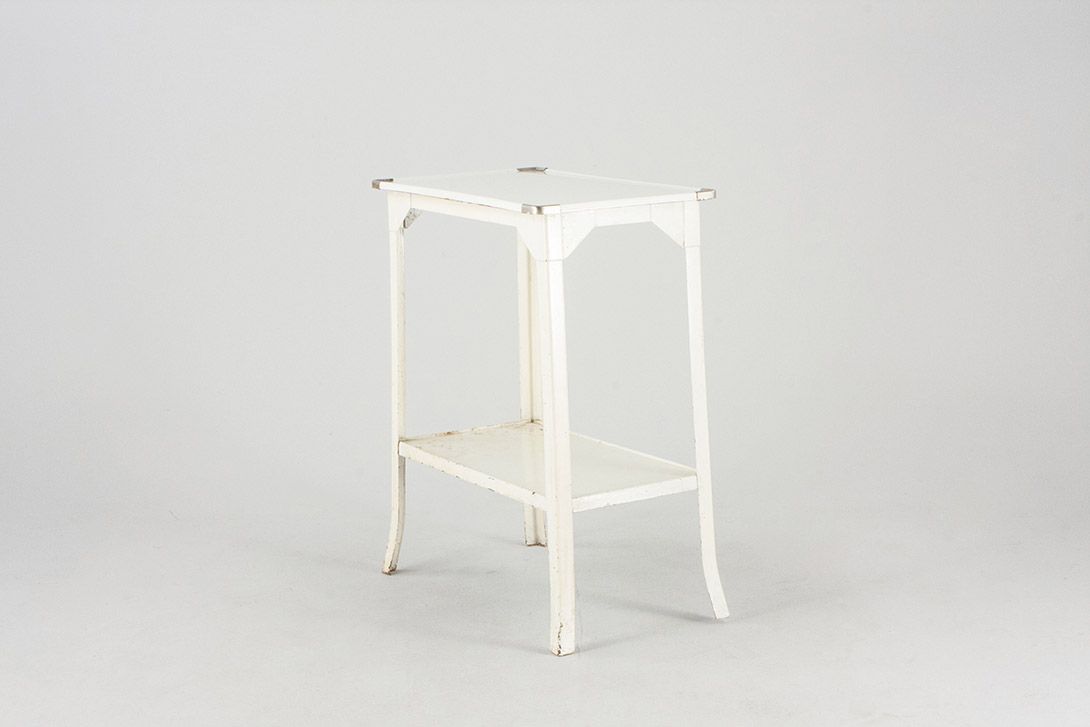 Foto White Hospital Metal Table with Compartment 1910