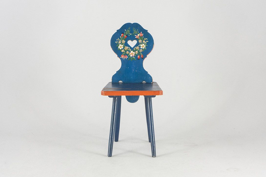 Foto Blue Rustic Kitchen Chair with Floral Ornaments