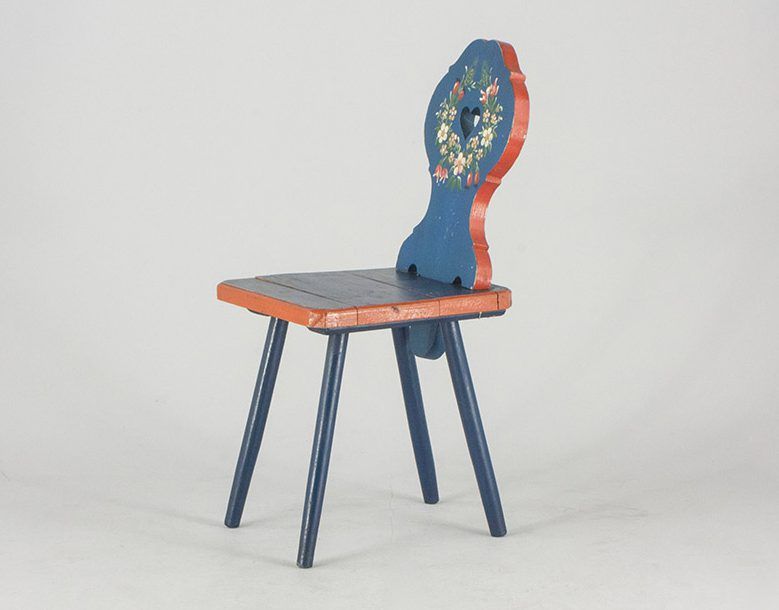 Foto Blue Rustic Kitchen Chair with Floral Ornaments
