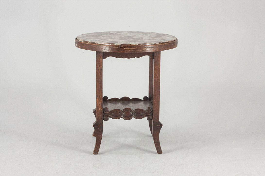 Foto Side Table with Marble Leaf and Carved Details 1928 h​66&#215;62