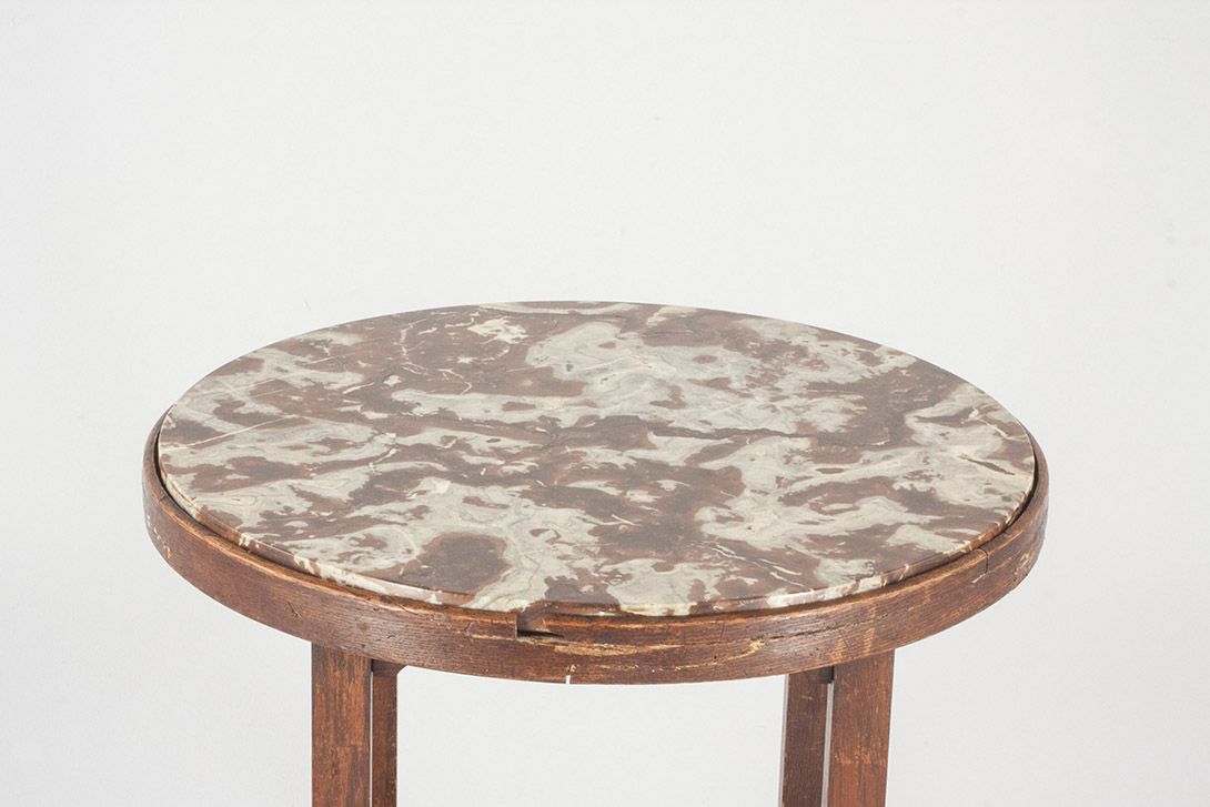 Foto Side Table with Marble Leaf and Carved Details 1928 h​66&#215;62