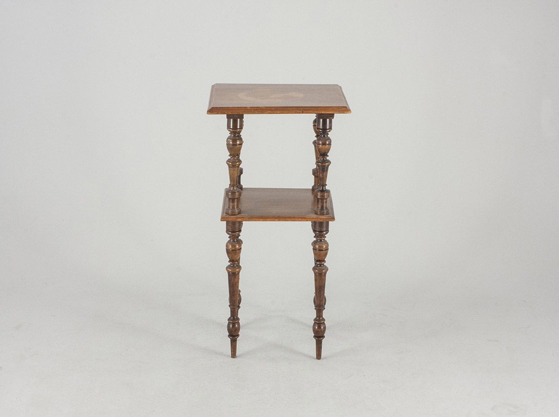 Foto Antique Side Table with Carved Legs and Shelf Space h75x45x45