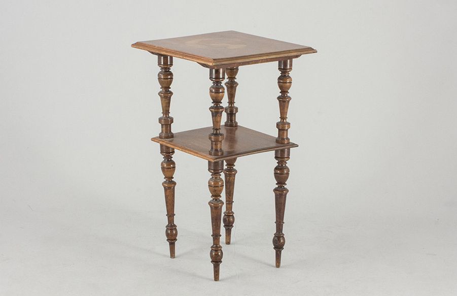 Foto Antique Side Table with Carved Legs and Shelf Space h75x45x45