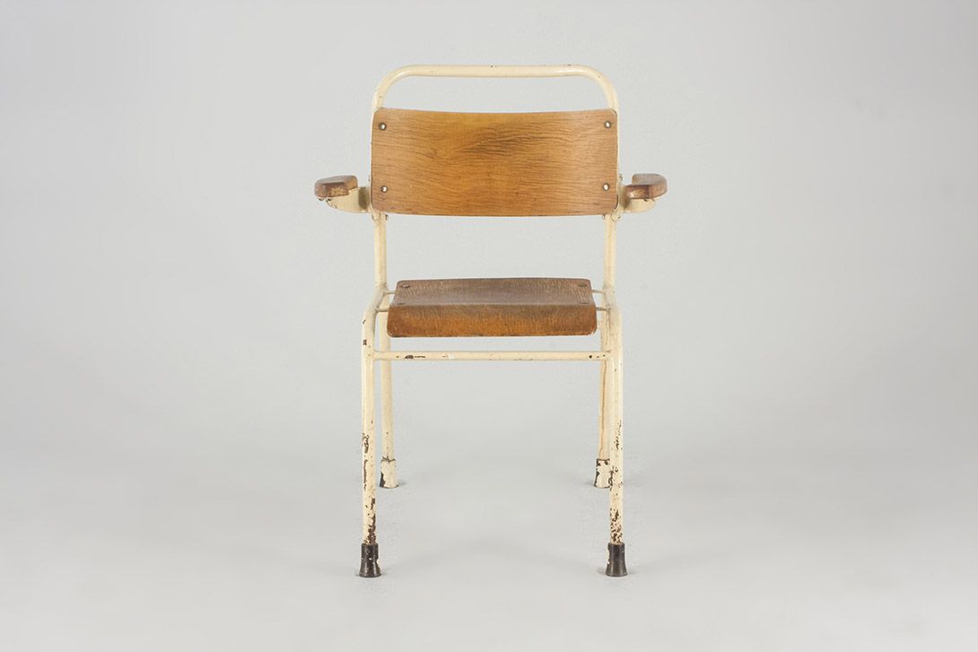 Foto Cream White Anteroom Armchair with Wooden Back and Seat, 1930
