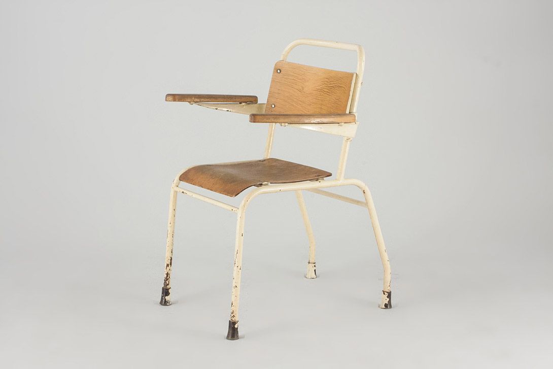 Foto Cream White Anteroom Armchair with Wooden Back and Seat, 1930