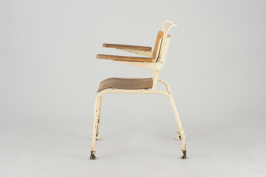 Foto Cream White Anteroom Armchair with Wooden Back and Seat, 1930