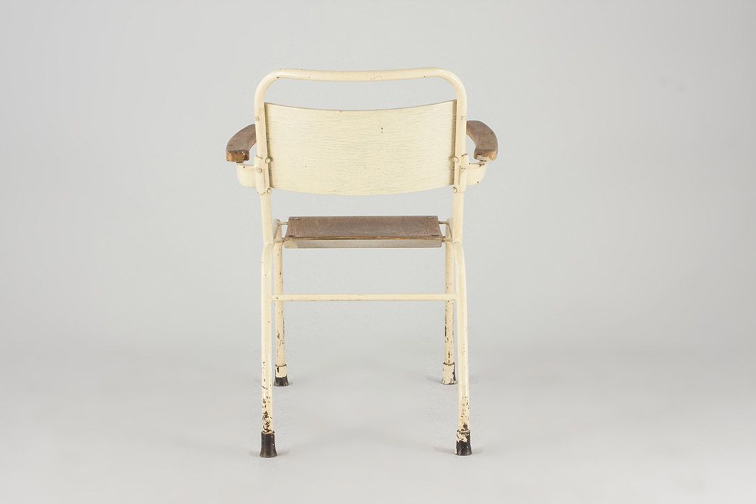 Foto Cream White Anteroom Armchair with Wooden Back and Seat, 1930