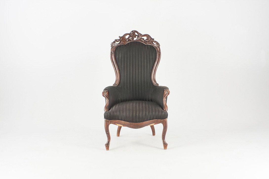 Foto Antique Armchair with Carved Back Detail and Black Upholstery