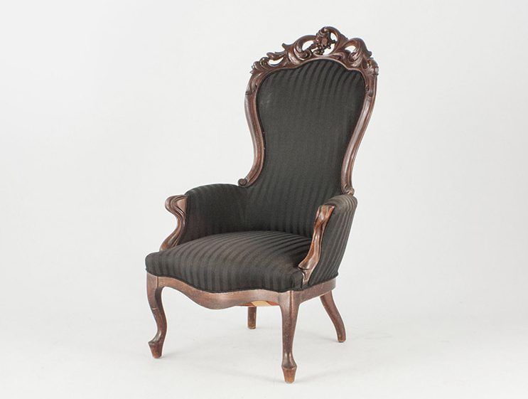 Foto Antique Armchair with Carved Back Detail and Black Upholstery