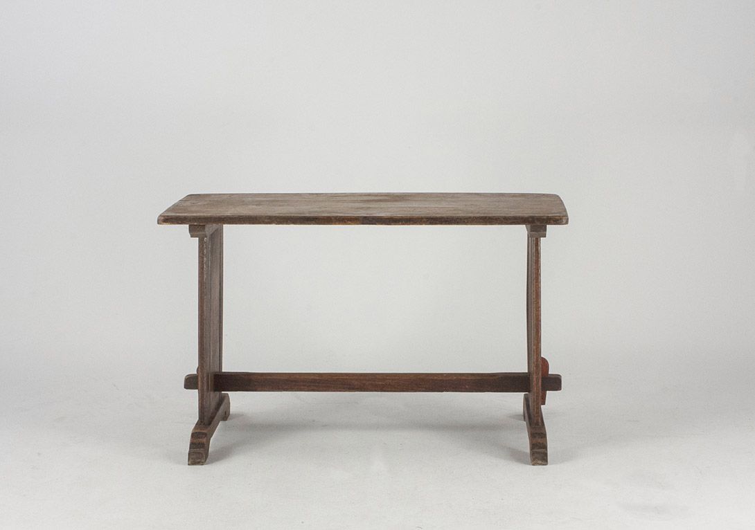Foto Antique Church Pew with Carved Coat of Arms