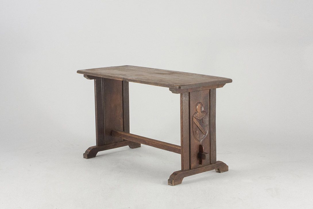 Foto Antique Church Pew with Carved Coat of Arms