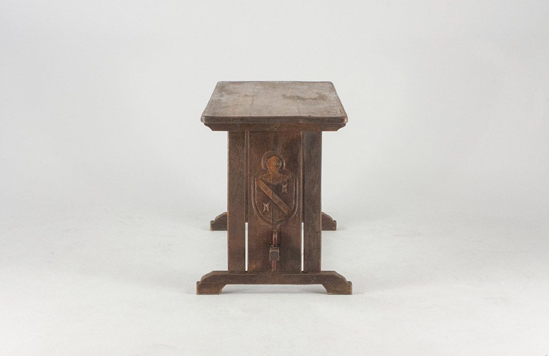 Foto Antique Church Pew with Carved Coat of Arms