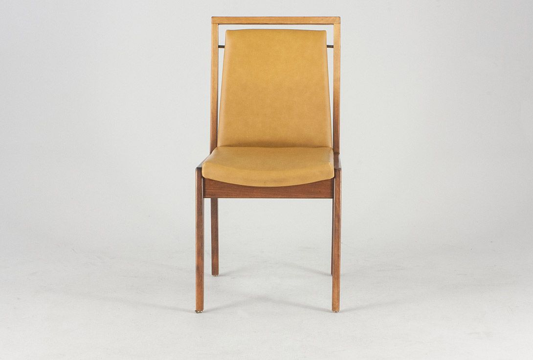 Foto Nutwood Chair with Beige Upholstery Danish 1964