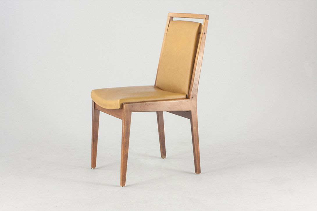 Foto Nutwood Chair with Beige Upholstery Danish 1964