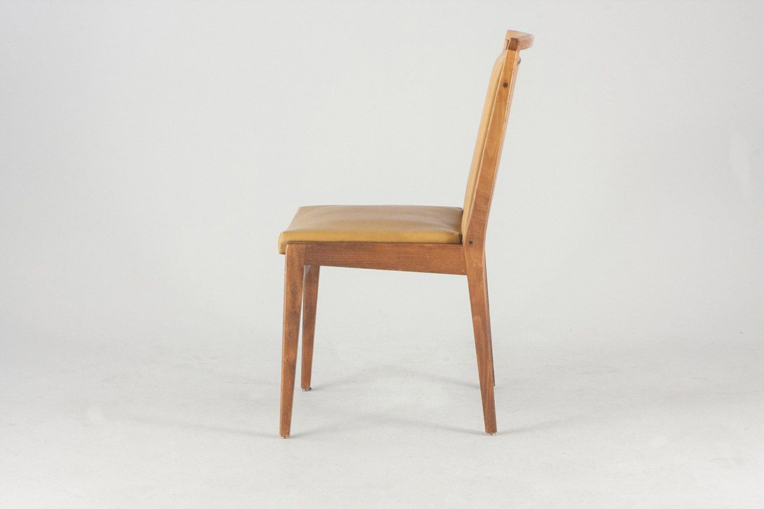 Foto Nutwood Chair with Beige Upholstery Danish 1964