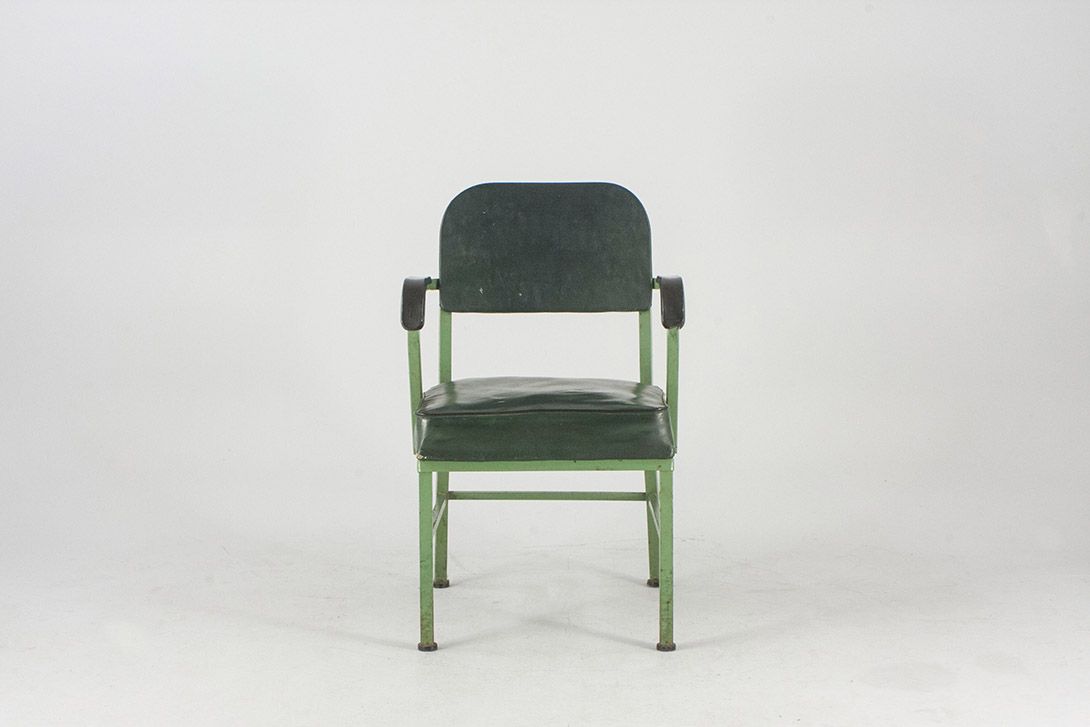 Foto Very Used Old Anteroom Chair with Green Upholstery US 1950 Damaged