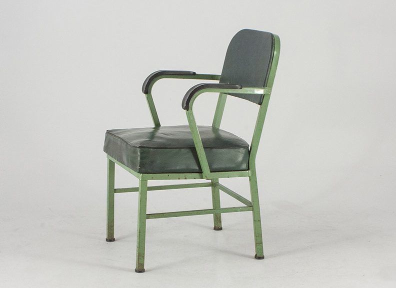 Foto Very Used Old Anteroom Chair with Green Upholstery US 1950 Damaged