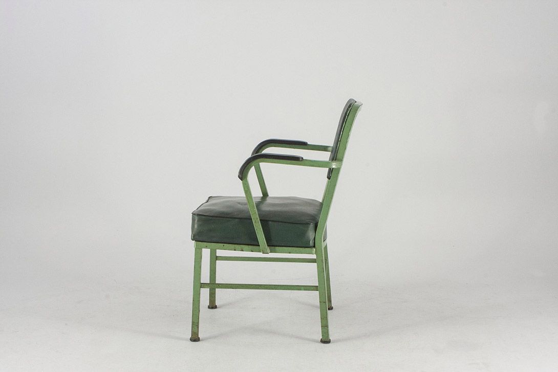 Foto Very Used Old Anteroom Chair with Green Upholstery US 1950 Damaged