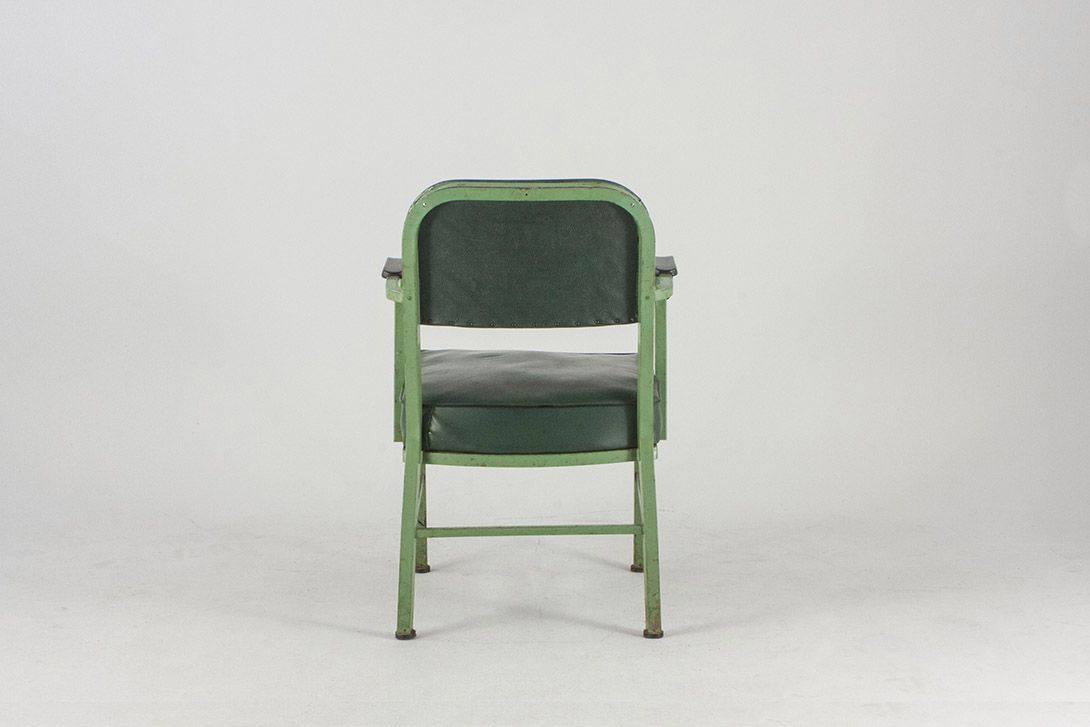 Foto Very Used Old Anteroom Chair with Green Upholstery US 1950 Damaged