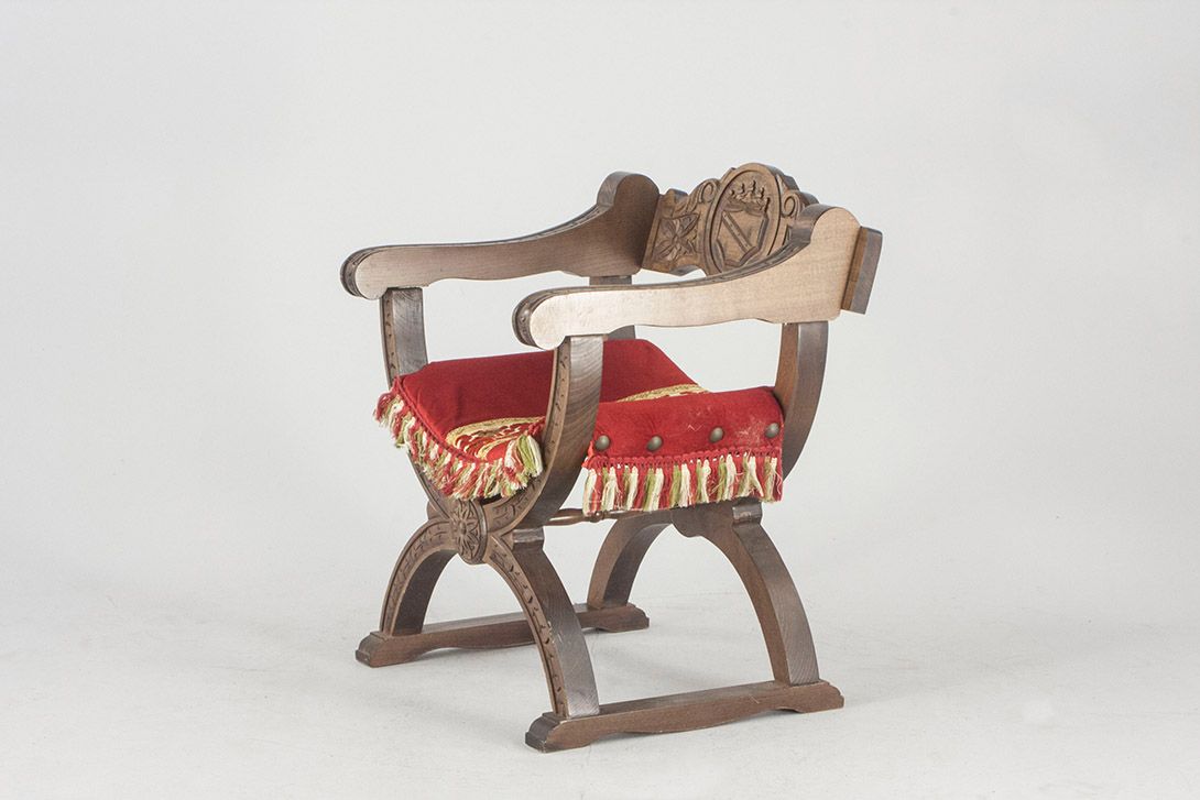 Foto Knightly Chair with Red Pillow and Carved Emblem