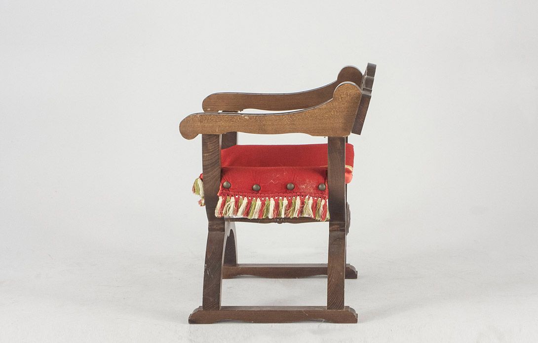 Foto Knightly Chair with Red Pillow and Carved Emblem
